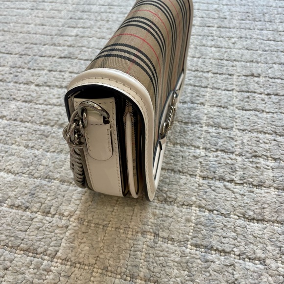 Burberry The 1983 Check Link Bag with Leather Trim - Picture 4 of 9